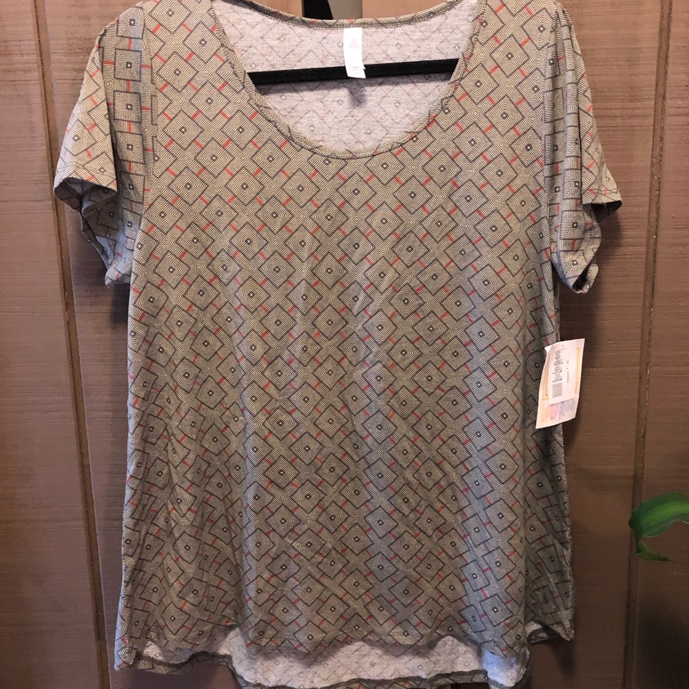 BNWT Lularoe classic T